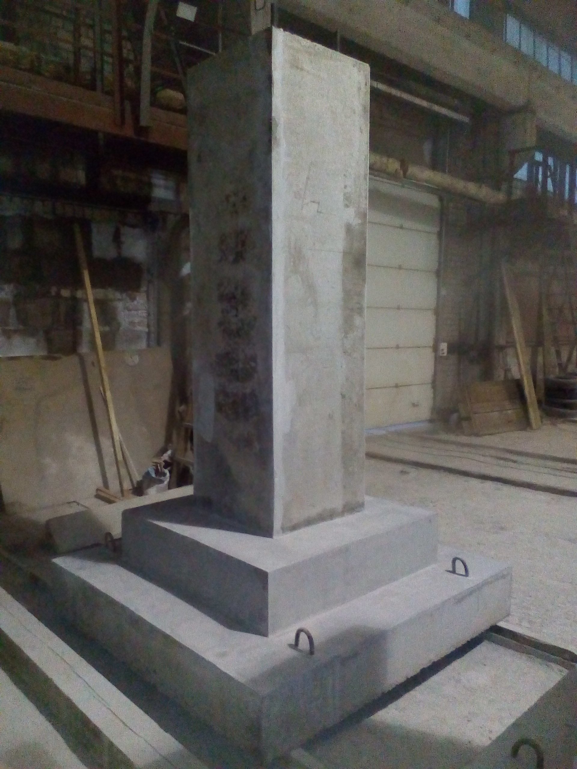 Фундамент монолитный ФМ 2 (1900_1900,700_700,3050) -1